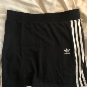  - Tight miniskirt adidias! 100 kr eller högsterbjudande