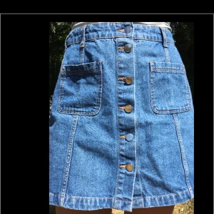  - A-linjeformad jeanskjol i denim utan stretch. Lite för stor i midjan på mig som har S. 