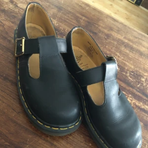  - Dr. Martens Polley Black Smooth i trevligt skick. Inte mycket använda.  Storlek 38 (UK 5, USA 7) Made In England. Hämtas i Uppsala eller skickas spårbart för 58 SEK. 
