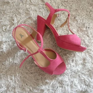  - Klackar från Åhléns, använda högst en gång! Nypris cirka 300kr 