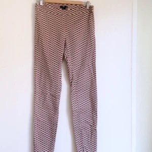  - Byxor i göttigt retromönster! Jeans-aktigt tyg. Röda och vita. Storlek: 36 Märke: H&M   ~🌸🌺🌸~ Möte i Sthlm/Köpare står för frakt  ~🌸🌺🌸