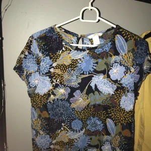  - Blus från HM i strl 38. Bekväm modell. Frakt tillkommer! 