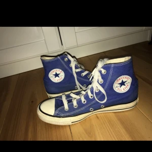  - Blå converse. Bra skick förutom En liten skråma på den vita delen på den ena skon. 