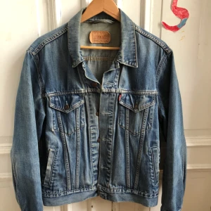  - Snyggt sliten Levis jeansjacka - Vintage från 90-talet. Kan hämtas i Uppsala eller skickas mot fraktkostnad 