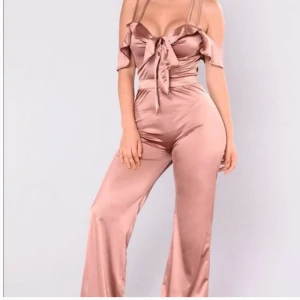  - Oanvänt satin jumpsuit fashion nova storlek s ny pris 599kr 