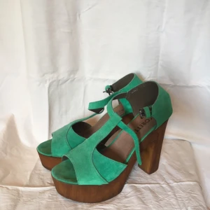  - Fräscha klackar med platå från Scorett, använda 3 ggr. Nästan nyskick förutom liten repa på varsin klack. Säljes pga kan ej använda klackar längre. Nypris 800 Ca 13-14 cm hög klack.