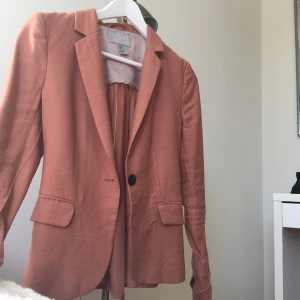  - Färgen visar hur exakt i bilderna. M men passar även på XS/S.  Kan mötas upp i Sthlm eller står du på frakt 🌻