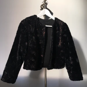  - XS/S H&M Fejkpäls, lite glittrig jacka som man kan ha på sommarkvällar samt early fall.  Inga knappar bara en krok. Säljer för att det är inte min stil nu.  Swish, inklusiv frakt. 🌻