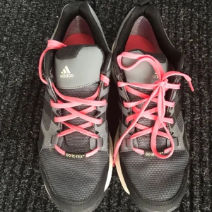 Adidas gortex - Helt nya adidas gortex finns svarts sko snören till 