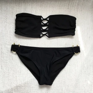  - Supersöt bikini i storlek S. Perfekt till sommaren! Fin gulddetalj på underdelen. Överdelen har avtagbara band. Helt oanvänd. 90kr + frakt eller mötas upp i Stockholm. Fler bikinis finns på min sida!