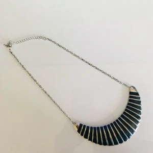  - Vackert halsband i silver och mörkblått, svårt att få till den blåa färgen på bild. Endast använd en gång. Frakt ingår i priset 😊