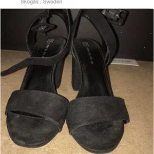  - Svarta låga klackar från dinsko, använda 3 gånger. Väldigt Fint skick!  Storlek 38 men passar 39 också    Fraktar mot kostnad eller möts upp i Skogås/T-Centralen