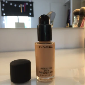 - Oanvänd foundation från MAC ✨ Deras studio fix fluid i färgen NW15 🌺 Säljes då den är för mörk för bleka lilla mig 🙈 kan fraktas, då tillkommer frakt 💌