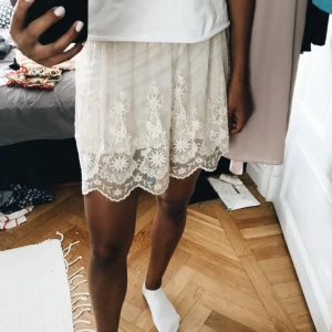  - Superfin kjol med resår i midjan och vidare nertill. Broderier längst ner! 