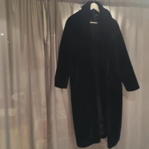  - Lång Faux fur i svart