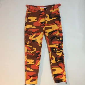  - Coola camo-pants i fint skick! Använda endast en gång. Pris går att diskutera. Köparen betalar frakt!