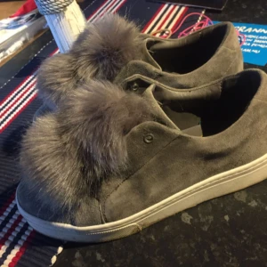  - Grå mocka sneaker med päls bollar på. RIKTIGT BRA KVALITÉ!! Storlek: 38.5 Skick: Syns inte att de är använda, använda Max 5 gånger Pris: 500kr  Alla priser kan diskuteras. Finns ute på flera sidor. Köparen betalar frakt, annars hämtas i Karlstad. 