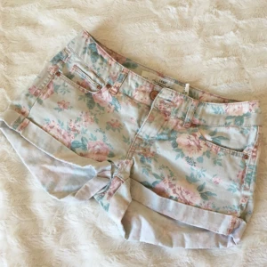  - H&M shorts som passar även de som har storlek XS/34. Säljer pga den passar inte mig längre.  Swish, Köparen står för frakt 🌻