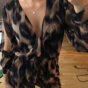  - Playsuit från BikBok med leopard print. Aldrig använd + 30kr för frakt!