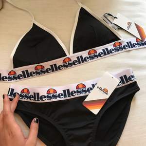  HELT ny bikini från Ellesse, köpt från Zalando. Åker utomlands på söndag och hinner ej returnera varan. Passar en small eller en liten medium. Väldigt liten i storleken!  Möts upp i Stockholm snarast :)