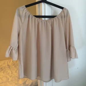  - Jättesöt blus som går att ha både som off shoulder och vanlig. 