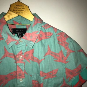  - Härlig somrig hajig skjorta! Pefekt nu när sommaren kommer☀️