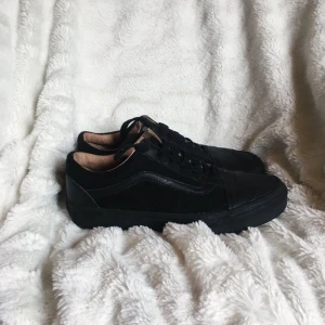  - Black-Black VANS i äkta suede & läder. Storlek 38. NYA & endast provad inomhus - alltså i nyskick. Köpte dessa på urban i Oslo för 1200nok Pris diskuteras vid snabb affär! 💌 Frakt 75kr