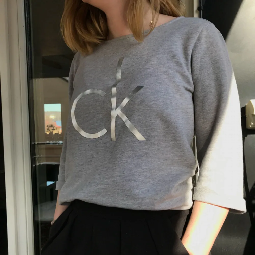 Calvin Klein sweatshirt, inga slitningar pga använd sparsamt. Korta ärmar. Materialet inuti är som på sista bilden. Messa mig för fler bilder etc :). Hoodies.