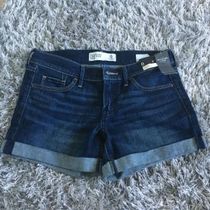  - Helt oanvända shorts från Abercrombie and fitch, storlek 25 i midjan, typ storlek XS/S