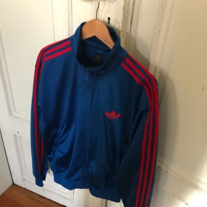  - Snygg jacka från adidas i fint skick. Hämtas i Uppsala eller skickas mot fraktkostnad 