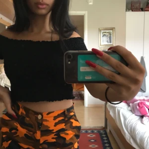  - Smockad off shoulder topp i storlek M. Aldrig använd