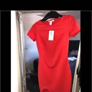  - Fin tajt röd klänning