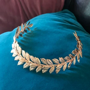  - Formbart Diadem från glitter. Vid frakt betalar du porto.