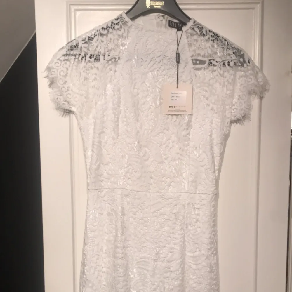 Vit klänning från Bubbleroom med märket ”Girl in mind” Helt oanvänd med lapp kvar  Storlek 38. Klänningar.