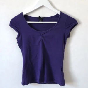  - Lila t-shirt från H&M, supersöt! XS.  Kan mötas i Stockholm eller skicka mot fraktkostnad! ✨🌸✨