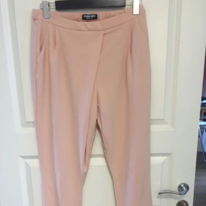  - Jättesnygga laxrosa chinos från asos. Draperad framtill. Använda en gång. I bra skick.   Garderobsrensning, se mina övriga annonser. Möjlighet till samfrakt.   Köparen står för frakt. Ansvarar ej för postens ev slarv.