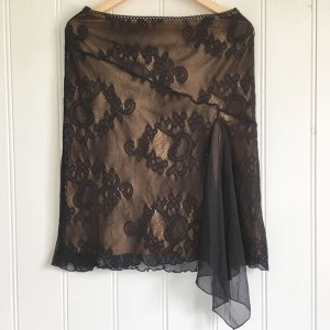  - Romantisk virkad spets kjol från tysk lyxmärke. Nyskick. Har köpt också en topp dom tillhör med sammet men den hittar jag just nu inte. 