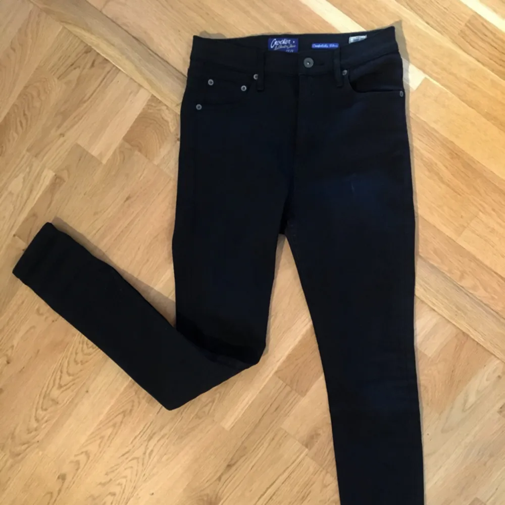 Crocker jeans som är skitsnygga och slickade mot benen!!! Inte jätte stressiga, men har aldrig använt dem så de är inte stretchade alls, bli den första ;)   Tar swish och kan mötas upp i Uppsala och posta ;) frakt 54kr. Jeans & Byxor.