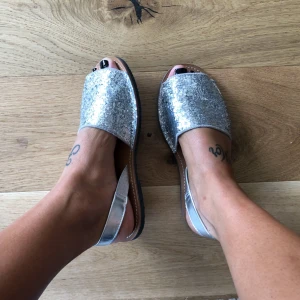  - Sandaler med silvrigt glitter. Helt nya 🌱✨ (säljer likadana i svart också oanvända) 