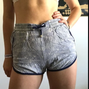  - Shorts från Monki i storlek 36 (mer som 34 dock) som tyvärr har blivit lite små för mig. Frakt ingår i priset. 