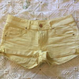 Ett par gula korta och låga shorts från H&M i storlek 36 som är nästan helt oanvända. Fraktkostnad tillkommer.