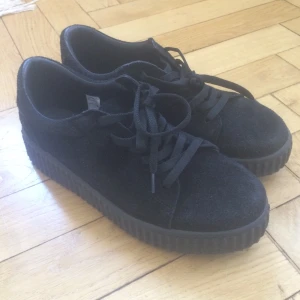  - Skor i mocka. Använda fåtal gånger. Ca 3 cm platå.   Hämtas i Hägerstensåsen eller skickas med posten mot fraktkostnad. 