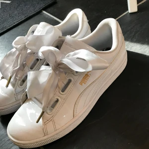  - Superfina vita lackade puma basket sneakers! Sparsamt använda då jag även har ett par i svart. Säljer de då de inte kommer till användning längre.🌟 betalning sker via swish och köparen står för frakt!