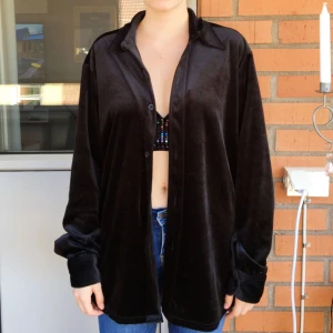  - En stilig sammetsskjorta till festliga tillfällen. Använd sparsamt. Köparen står för frakt :)