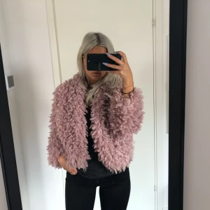  - Rosa puffig jacka. Endast prövad 