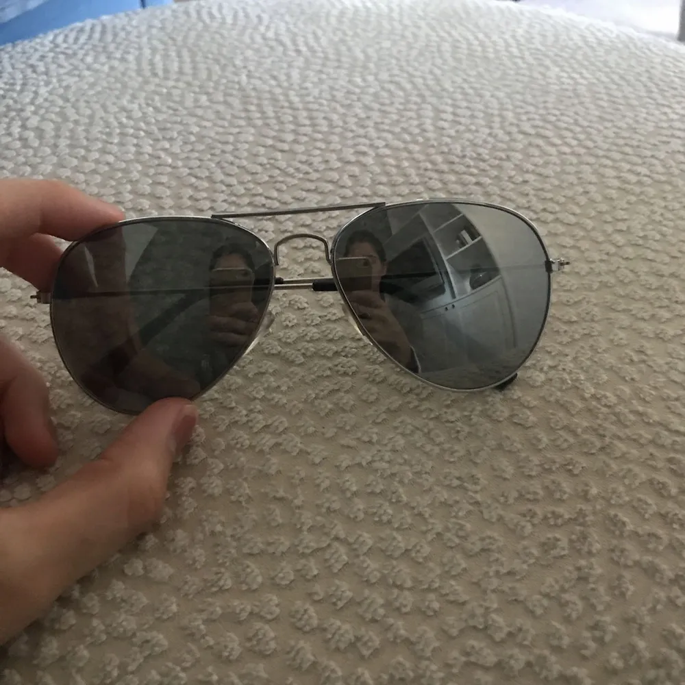 Solglasögon i spegelglas som jag dessvärre aldrig använt. Frakt ingår i priset! . Accessoarer.