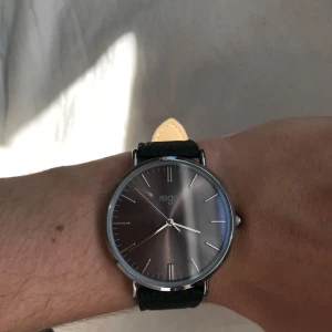  - Klocka från ur&penn. Nypris ligger på 300 kr. Använd en gång, bra skick. 50+ frakt 39 kr Köpte fel, därav en dam modell.