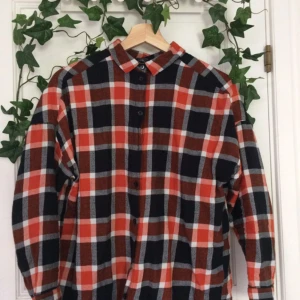  - Säljer denna fina bomullskjorta ifrån Monki! I princip nyskick. Passar perfekt till att stoppa in i ett par högmidjade jeans🌿priset är inkl frakt. Om du undrar över något läs gärna min profil eller skicka en fråga💖