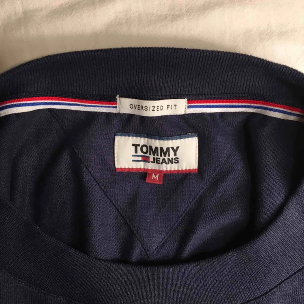 Tj Tommy Hilfiger 85 t-shirt  Färg: Mörkblå  Storlek: Oversized M  Skick: Som ny!. T-shirts.
