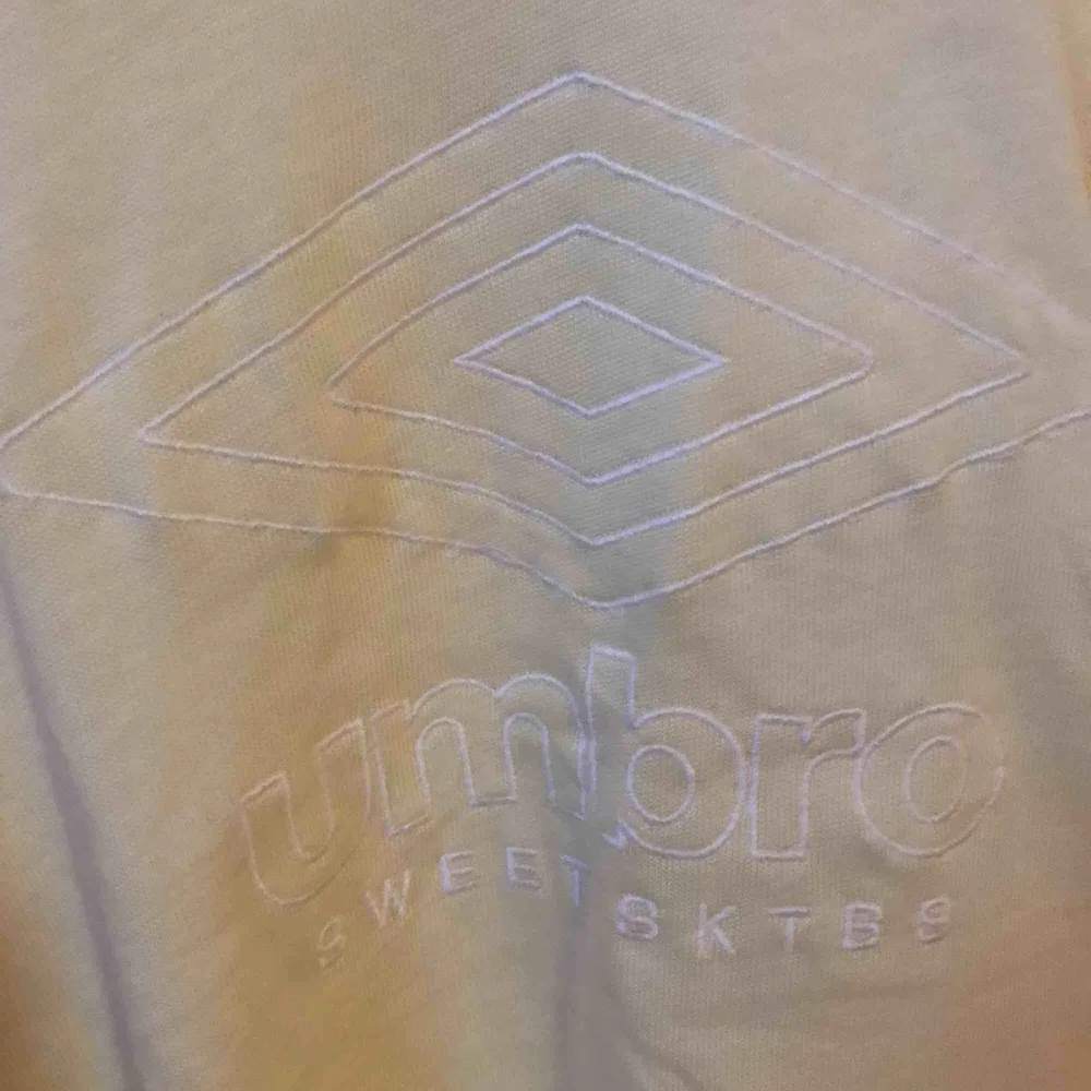 Ljusgul Umbro x sweet skbs tröja med inbroderade detaljer! Sitter oversize så mer en M/L . Tröjor & Koftor.
